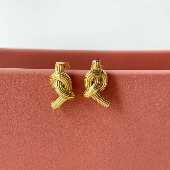 18k Gold Plated Twisted Shape Earrings main image 4